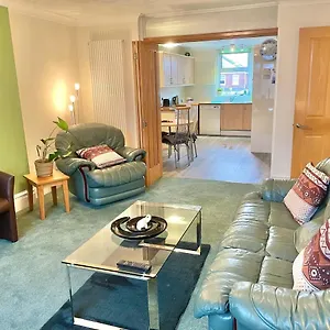 Spacious Four Bed With Parking - , Bournemouth United Kingdom